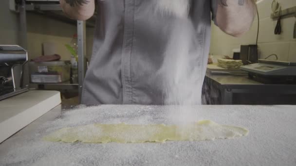 상업용 주방에서 페이스트리 반죽을 가지고 일하는 모습. — 비디오