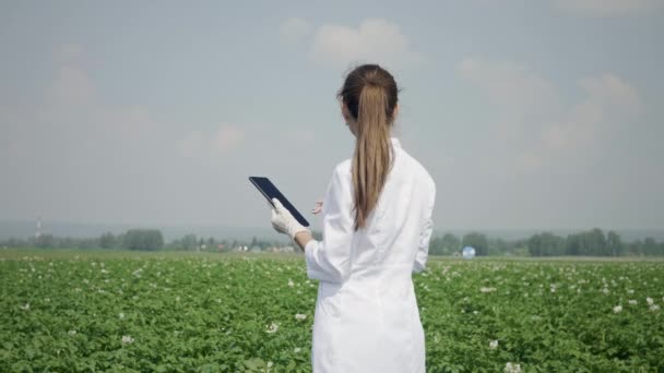 Agronome féminine avec tablette numérique à l'extérieur — Video