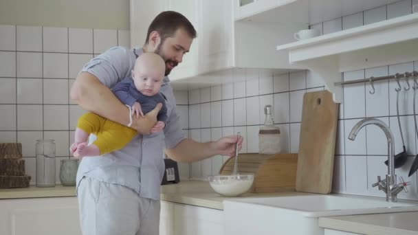 Homme avec fille sur les mains cuisson — Video