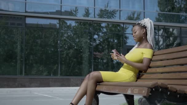 Femme élégante utilisant un téléphone intelligent — Video