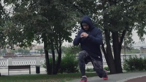 Людина з спортивного одягу робить вправи на обід уперед — стокове відео