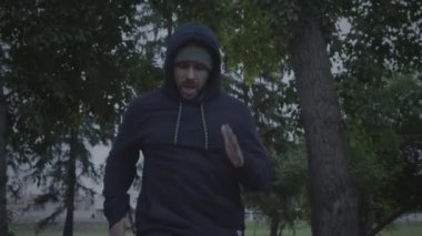 Adam koşuyor ve dışarıda eğitim görüyor.