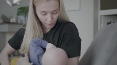 Anne kucağında ve yeni doğan oğlunu uyutuyor.