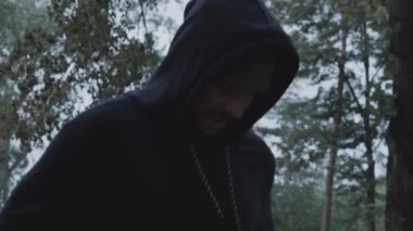 Adam dışarıda antrenman yaparken koşuyor.