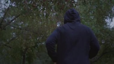 Adam şehir parkında koşuyor
