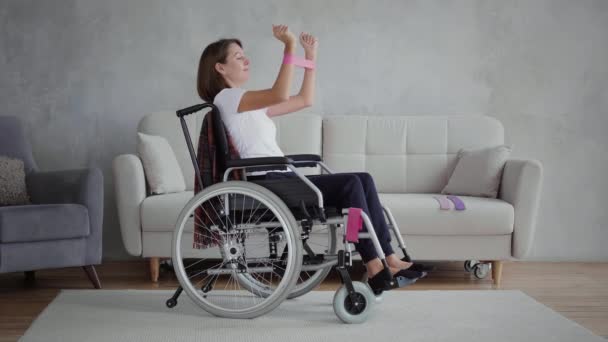 Donna disabile si sta esercitando a casa — Video Stock