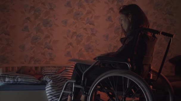 Mère en fauteuil roulant lisant à son enfant — Video