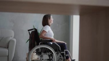 Engelli kadın evde egzersiz yapıyor