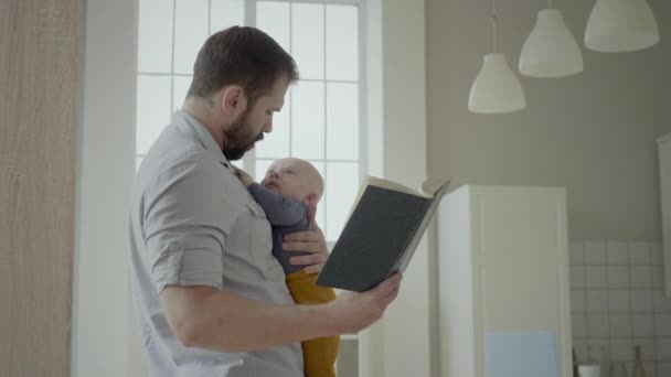 Papá leyendo a su hijo pequeño — Vídeos de Stock