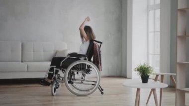 Tekerlekli sandalyede dans eden