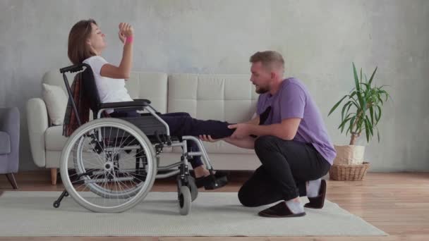 En ung man och hans handikappade fru — Stockvideo