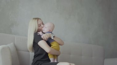 Evde bebekle oynayan bir kadın.