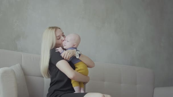 Femme jouant avec tout-petit fils à la maison — Video