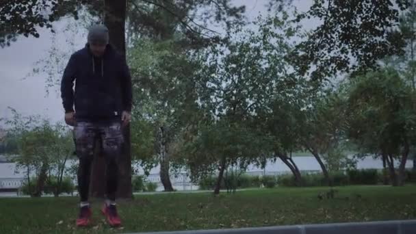 Männlicher Athlet springt beim Training — Stockvideo