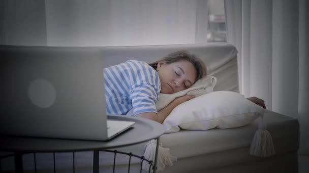 疲れた若い女性がノートパソコンの前で寝ている — ストック動画