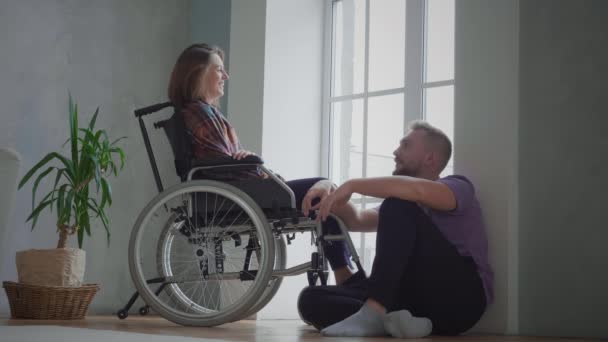 障害のある妻と話す男 — ストック動画