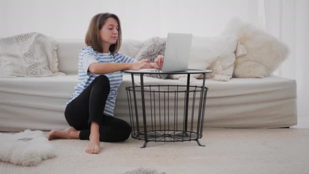 Donna uso del computer portatile a casa — Video Stock