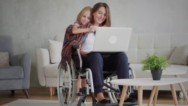 娘を持つ障害のある女性 — ストック動画