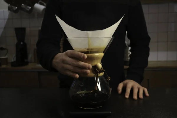 Bir adam Kemeks ve bir su ısıtıcısı elinde kahve brews. Barista bir kafede çalışıyor. Kahve evi. Çocuk barista. bir fantastik kahve yapma adım. chemex