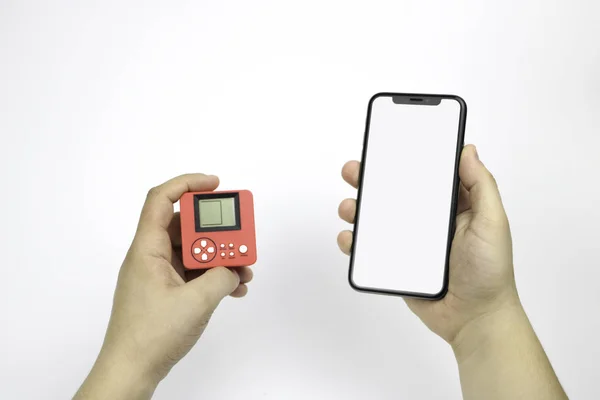 Tetris elinde, adam çalış. Smartphone ve Tetris. Telefon ve oyun konsolu