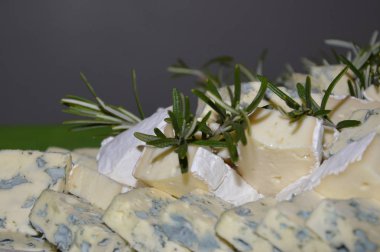 Rosemary ile dekore edilmiş bazı peynir Yakınlaştır