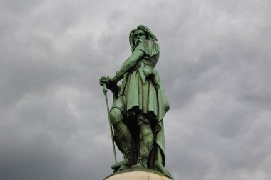 Vincingetorix sembolik heykel alesia üzerinden