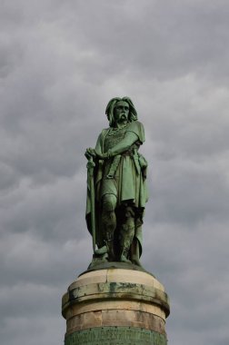 Vincingetorix sembolik heykel alesia üzerinden