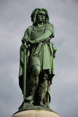 Vincingetorix sembolik heykel alesia üzerinden