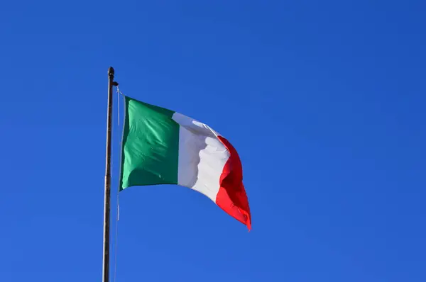 Zoom Auf Die Italienische Flagge Wind Mit Blauem Himmelhintergrund — Stockfoto