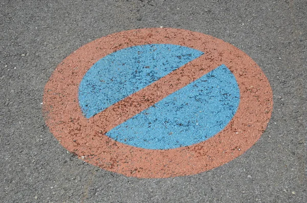 放大法国的限制停车区标志 — 图库照片