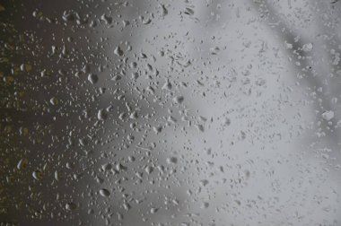 Orman arka planile pencereye yağmur damlaları