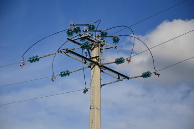 Bir elektrik direğindeki güç iletim hattı.
