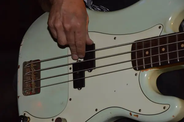 Zoom Uma Guitarra Baixo — Fotografia de Stock