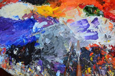 Bir ressamın paletindeki araçları ile onun atölyesinde zoom