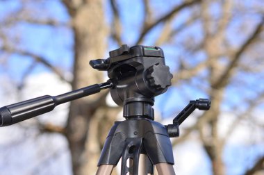 Orman arka plan ile mavi gökyüzünde bir Tripod      