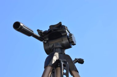 Mavi gökyüzünde bir Tripod 
