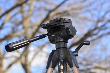 Orman arka plan ile mavi gökyüzünde bir Tripod      