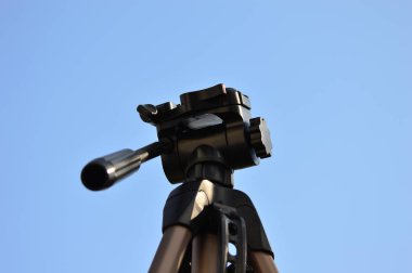 Mavi gökyüzünde bir Tripod 