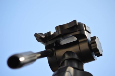 Mavi gökyüzünde bir Tripod 