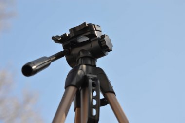 Mavi gökyüzünde bir Tripod 