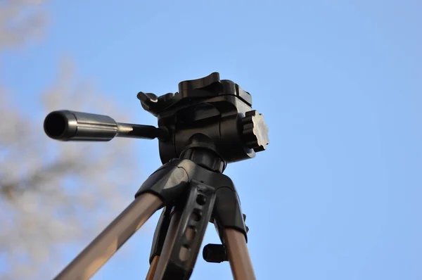 Ett Stativ Den Blå Himlen — Stockfoto