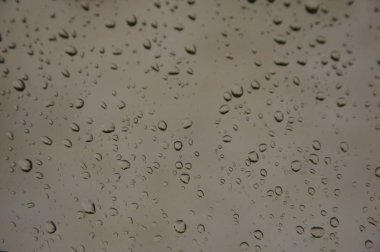 Pencereye yağmur damlaları