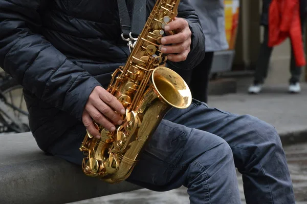 Ein Straßenmusiker Spielt Auf Der Straße Für Geld — Stockfoto