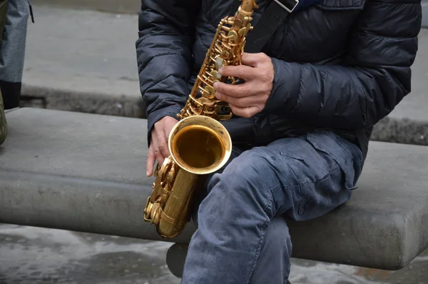 Músico Rua Está Tocando Rua Por Dinheiro — Fotografia de Stock