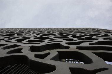 Fransız kasabasında modern bir binaya zum yap.