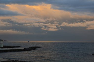 Sunset bulvarında Akdeniz bulutlu gökyüzü ile İtalya ' nın bakış açısından