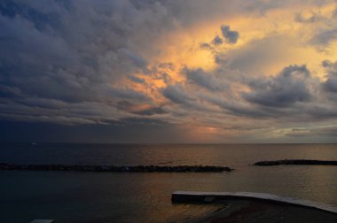 Sunset bulvarında Akdeniz bulutlu gökyüzü ile İtalya ' nın bakış açısından