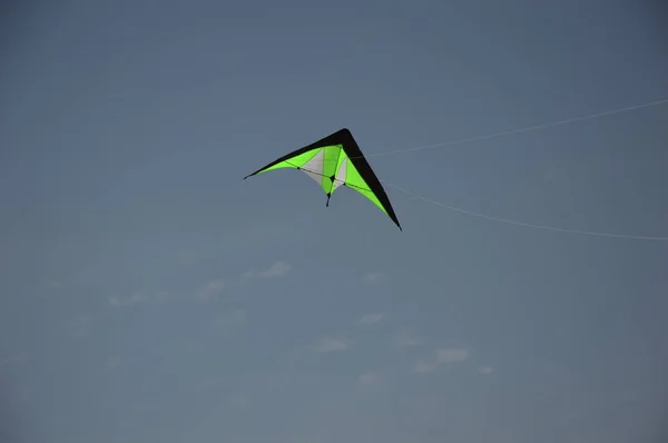 Ein Lenkdrachen Blauen Himmel — Stockfoto