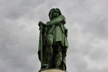 Vincingetorix sembolik heykel alesia üzerinden