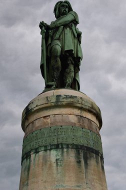 Vincingetorix sembolik heykel alesia üzerinden
